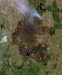 Adelaide Hills fires image captured by Landsat 8 satellite at 11:30am (AEDT) on 4 January 2015. See article text for image description.