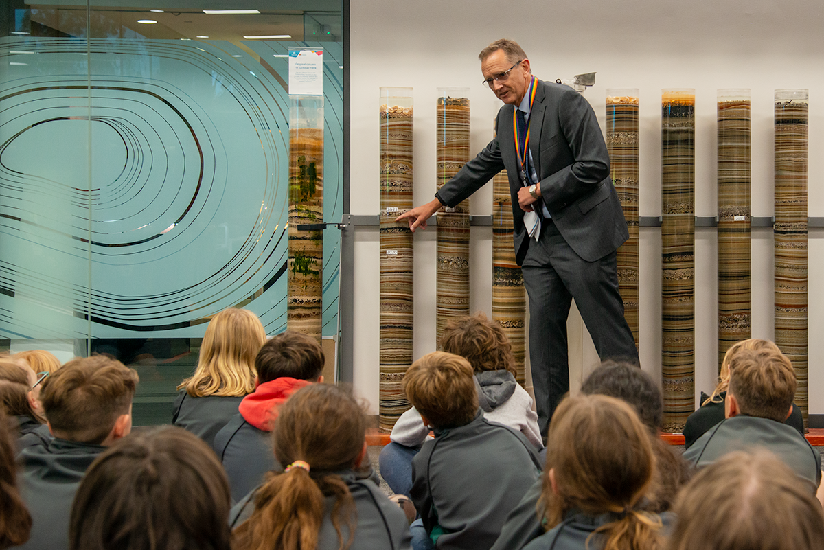 Geoscience Australia CEO James Johnson, showing the students of Woodleigh Primary our 'visitor book' sediment columns. 