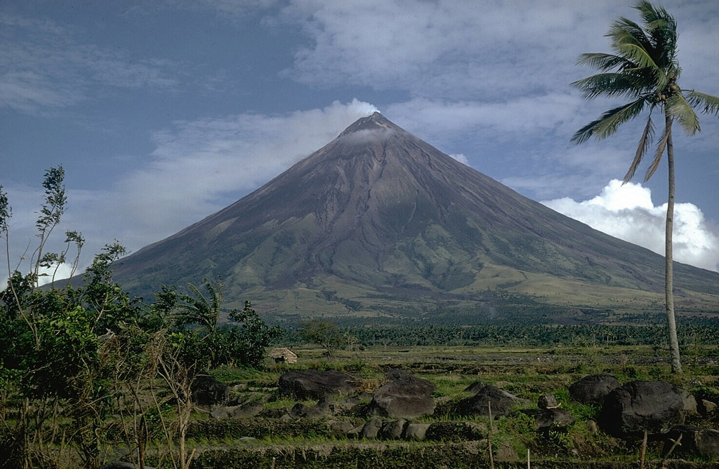 An image showing Mayon, a ‘typical’ cone shaped volcano