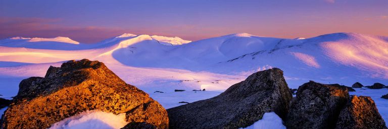 Sunrise on Main Range peaks - Kosciuszko National Park. Credit: Artefotograf, Wikimedia Commons.
